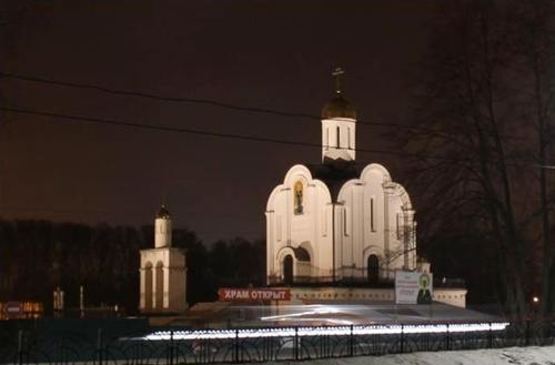 Храм на берегу Клязьмы в свете прожекторов XLight